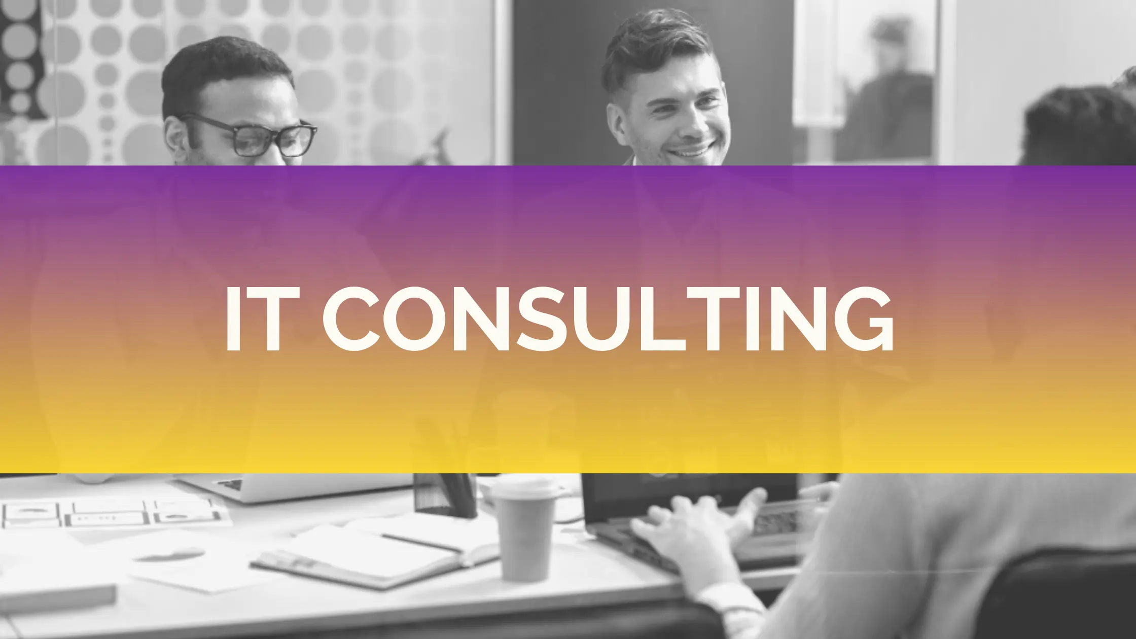 IT consulting strategija prikazana na laptopu