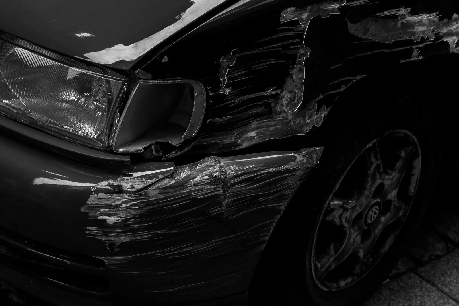 Ogrebotine i ulubljenje na prednjem blatobranu automobila