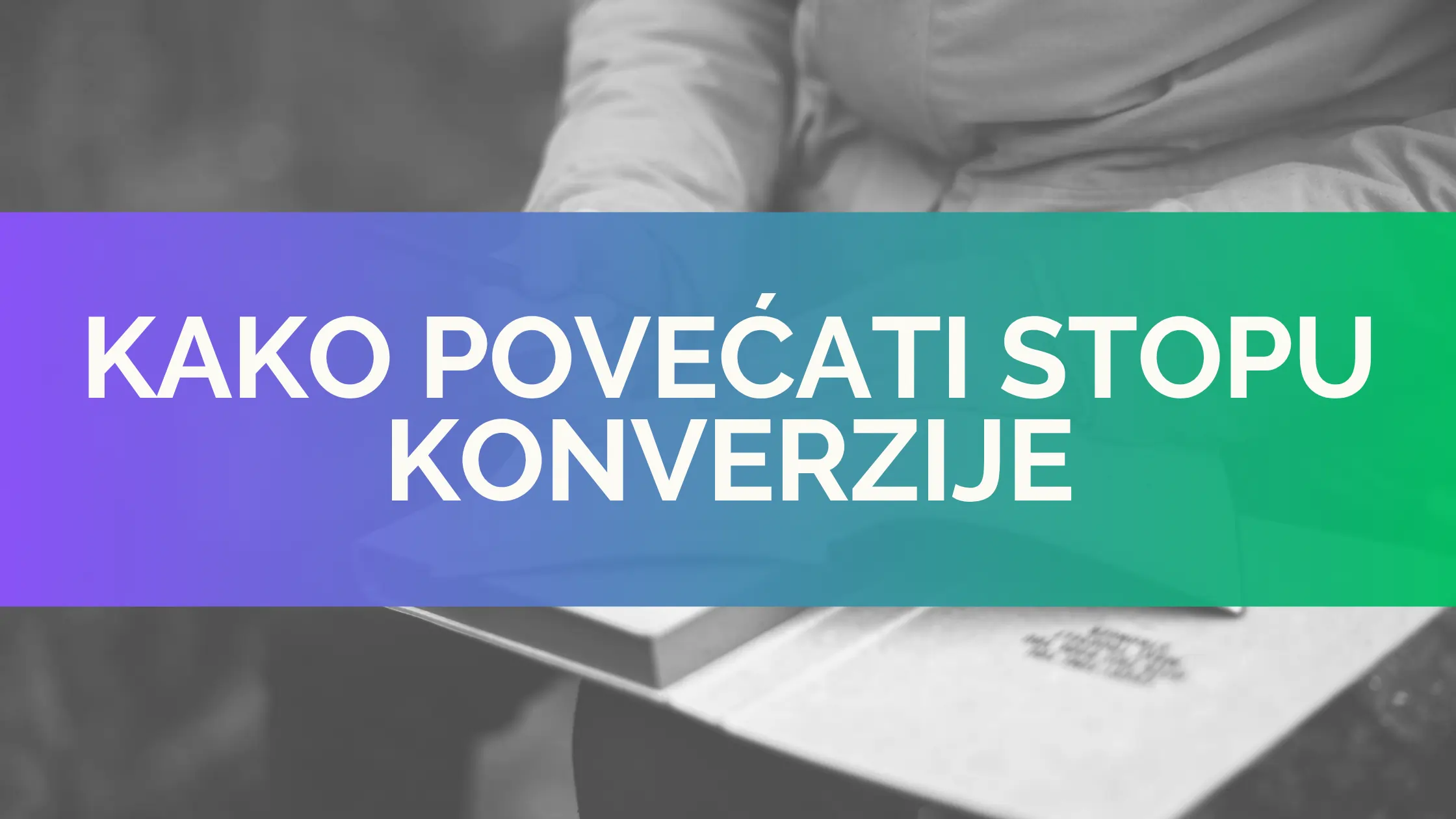 Grafikon sa rastom stope konverzije na ekranu laptopa