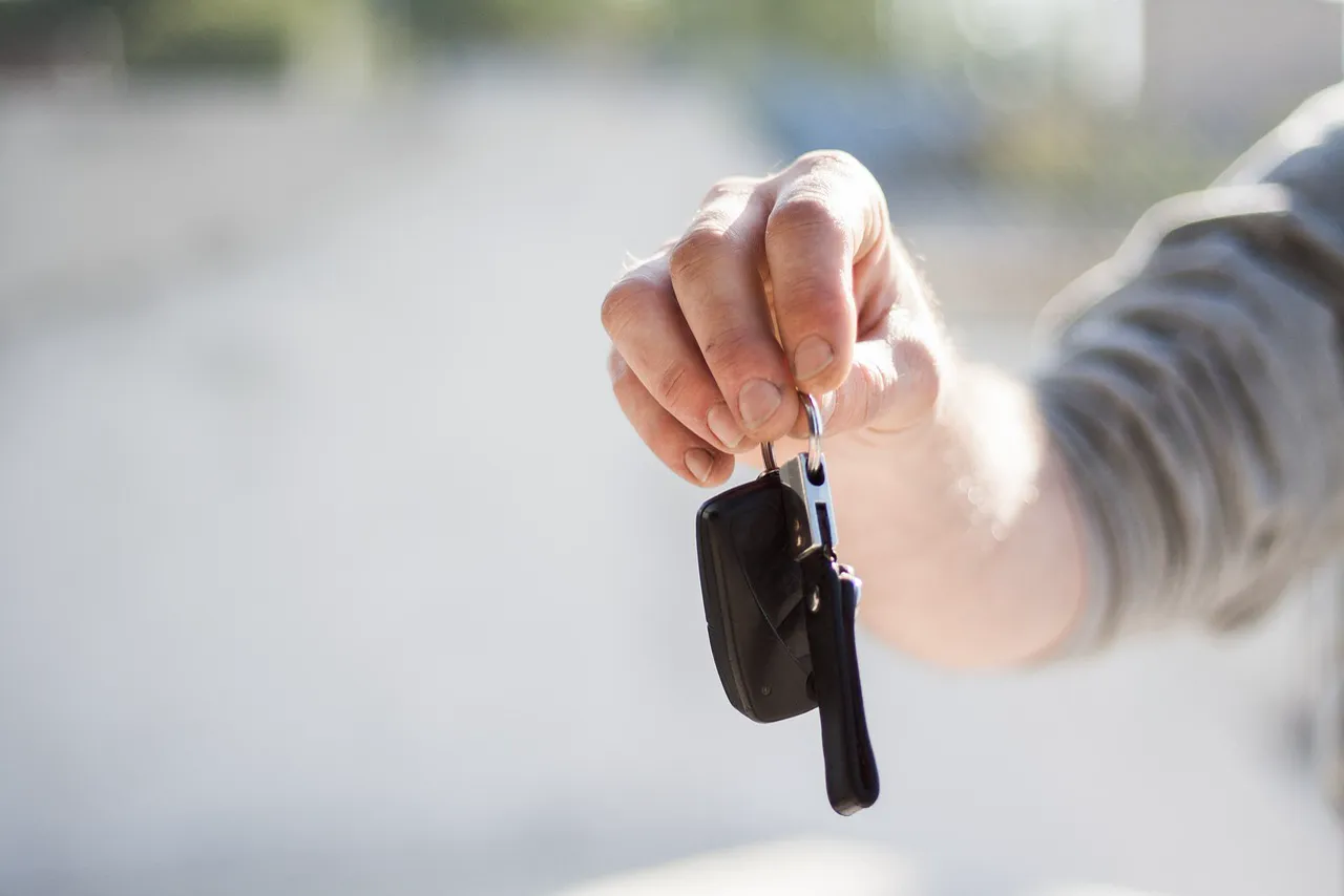Ključevi automobila na pultu male rent-a-car kancelarije