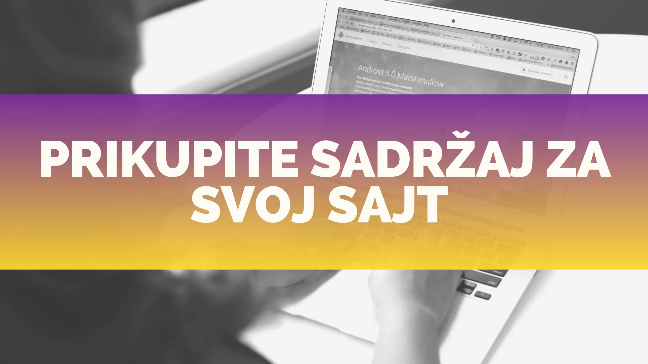 Priprema sadržaja za web sajt – bilješke, laptop i skice stranica na stolu