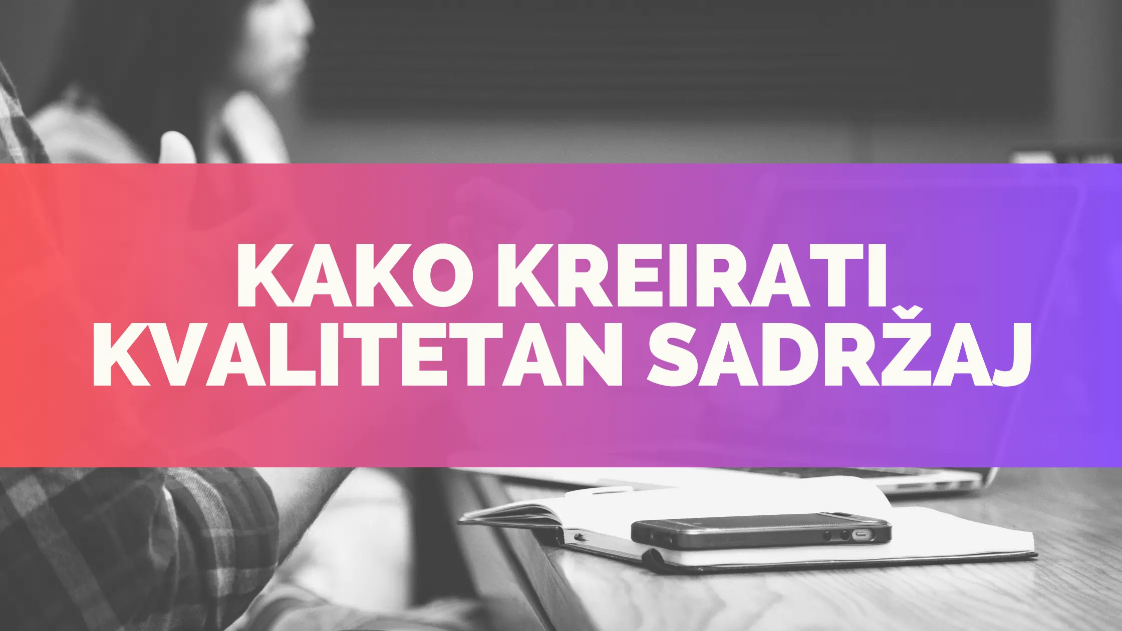 Kreiranje SEO sadržaja na laptopu