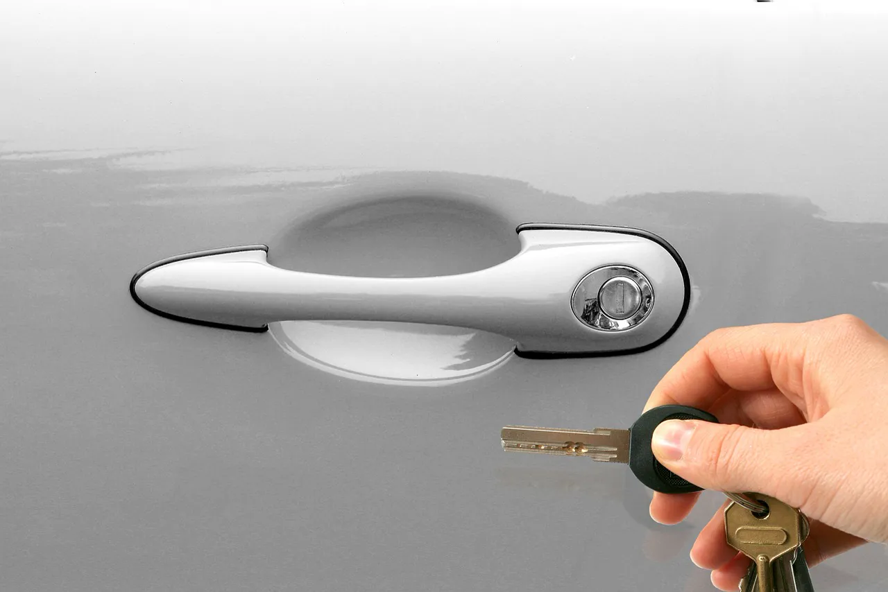 Ključ automobila sa privjeskom na stolu rent-a-car pulta