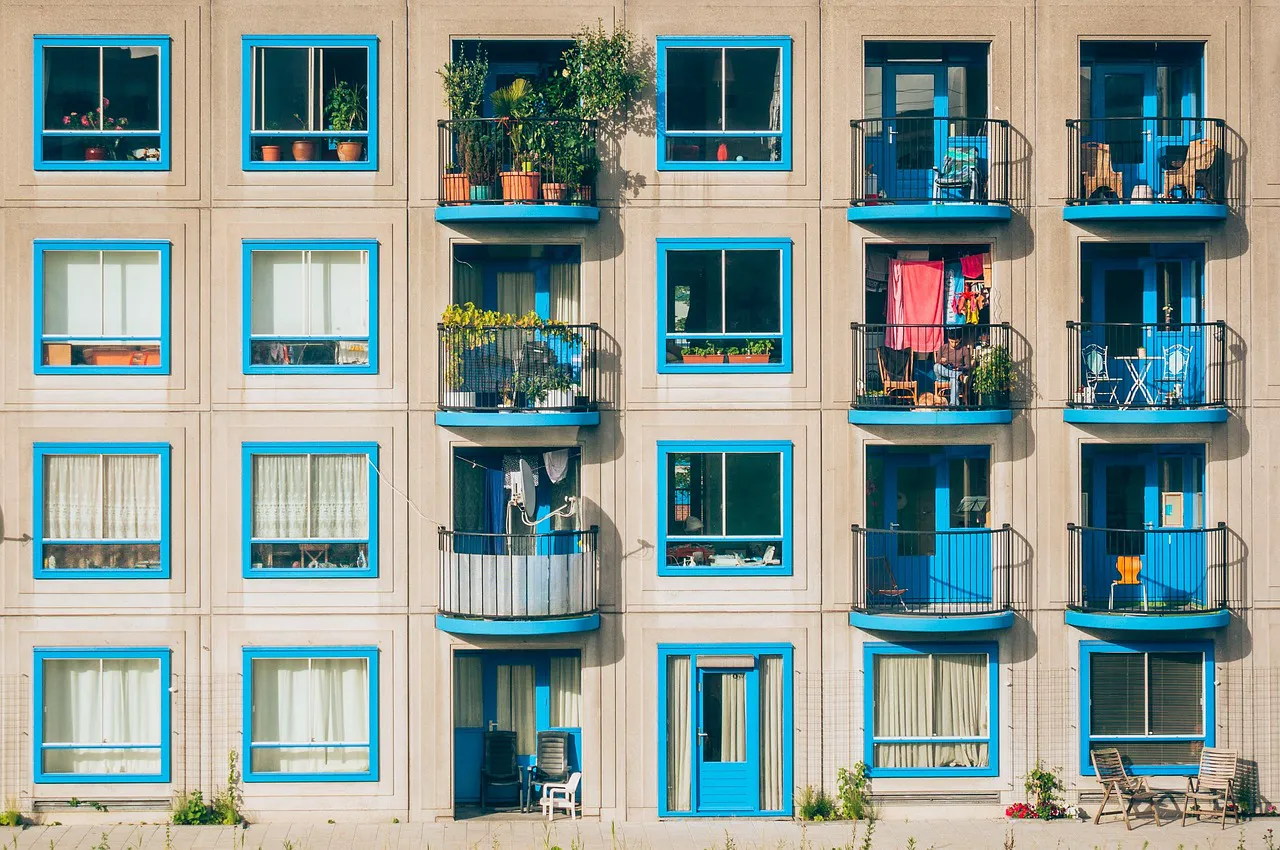 Vlasnica apartmana na terasi gleda u telefon i odgovara gostima