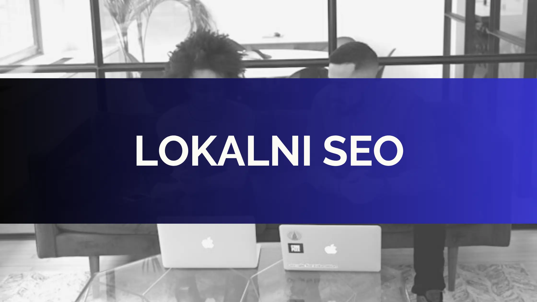 Mapa sa lokalnim pinovima i prikaz Google pretrage na ekranu laptopa