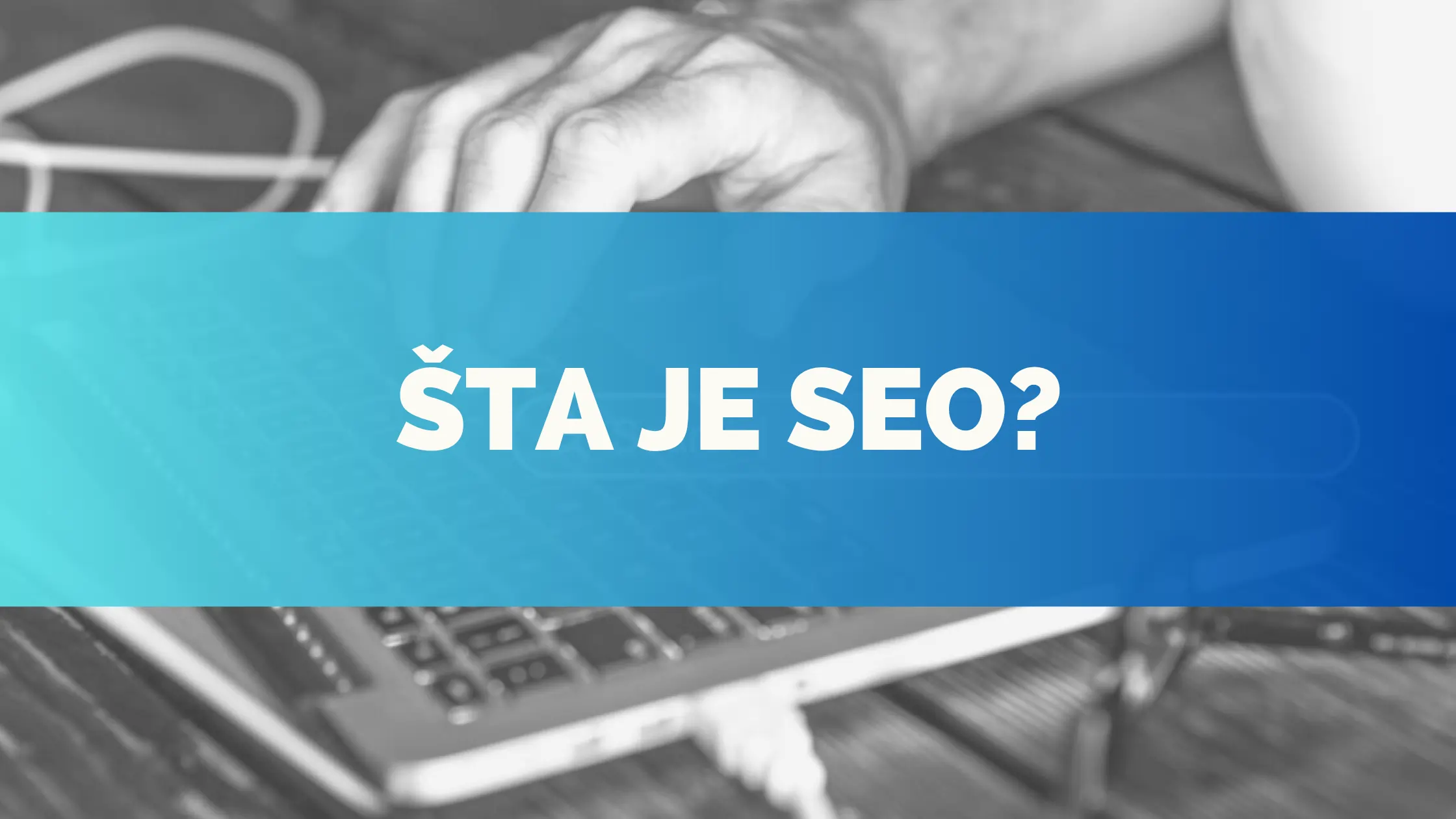 Prikaz SEO analitike i Google rezultata na ekranu laptopa